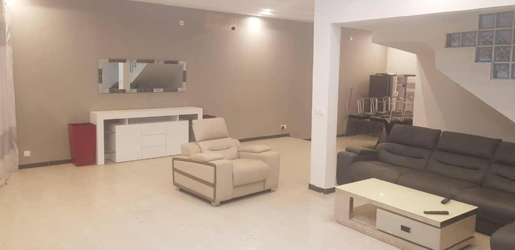 Saly - Villa Kage 6 Chambres -Clim-Wifi-Eau Chaude-Billard-Babyfoot-Ping Pong-Canal - Electricite Non Comprise Экстерьер фото